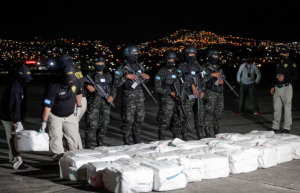 Officers of Honduras' Technical Agency for Criminal Investigation carry a package containing cocaine seized during a police operation, at a presentation to the media, in Tegucigalpa, Honduras December 11, 2022. REUTERS/Fredy Rodriguez