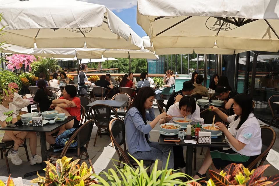 Customers eat lunch as dine-in service resumes following the coronavirus disease (COVID-19) outbreak, at a restaurant in Beijing, China June 6, 2022. REUTERS/Tingshu Wang