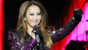 Singer Coco Lee, who enjoyed pop stardom in Asia in the 1990s and 2000s, has died at the age of 48.