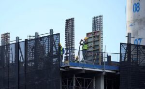 Construction workers work on a new apartment building under construction in Manchester, Britain June 1, 2023. REUTERS/Phil Noble/File Photo